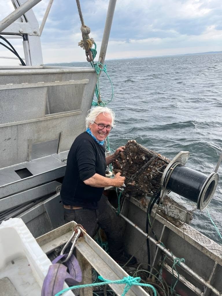 Fisker (Olav) tar opp teine på båt
